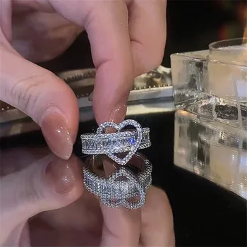 Дизайн любовного кольца женский нежный указательный палец, открывающий новое ювелирное изделие с бриллиантом